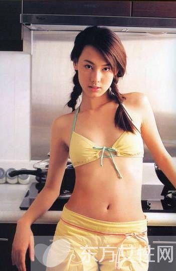 梁洛施近况曝光 与一对儿子逛商场但不见长子