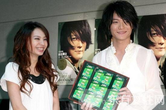 阿沁飞儿分手原因遭扒 双方承认是男方甩女方