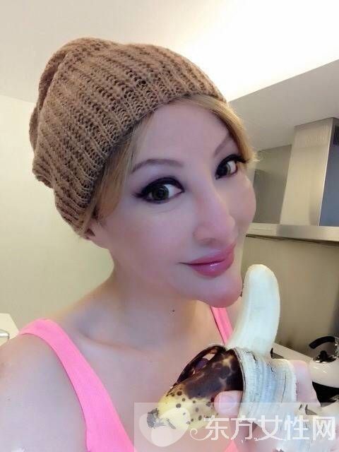 香港社交皇后薛芷伦曝素颜近照 整残脸部畸形太吓人