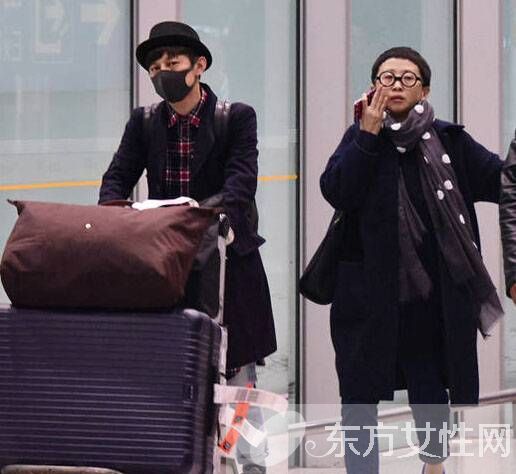 何炅摸赵丽颖大腿图片曝光 何炅背后的女人居然是她