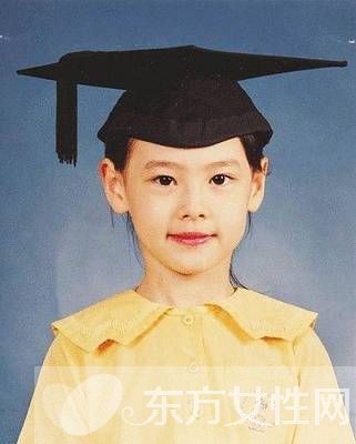 梁洛施近况曝光 与一对儿子逛商场但不见长子