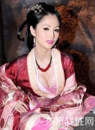 巨乳女星蓝燕白灵恋情曝光 蓝燕出柜自曝不会选择男生