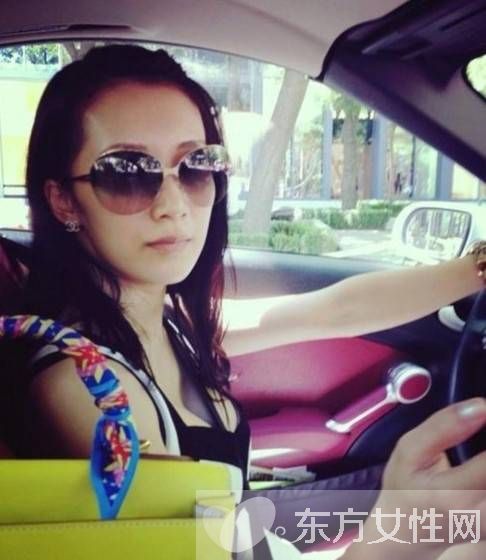 阔太李念微博晒海量炫富照 李念晒自拍被网民吐槽