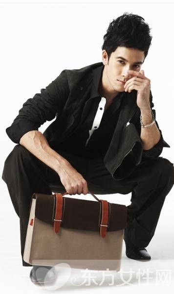 吴映洁微博晒与纪亚文背影照 疑似公开恋情