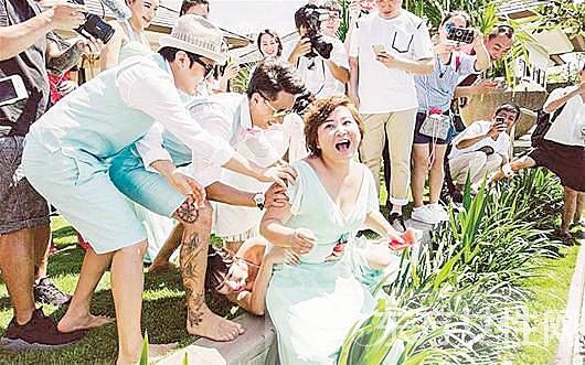 美女主播柳岩被韩庚等人闹伴娘 伴郎团集体被指责