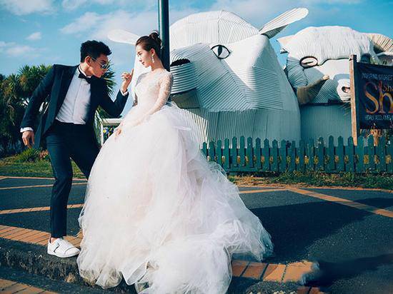 刘诗诗吴奇隆婚纱照曝光 搞怪甜蜜唯美十足