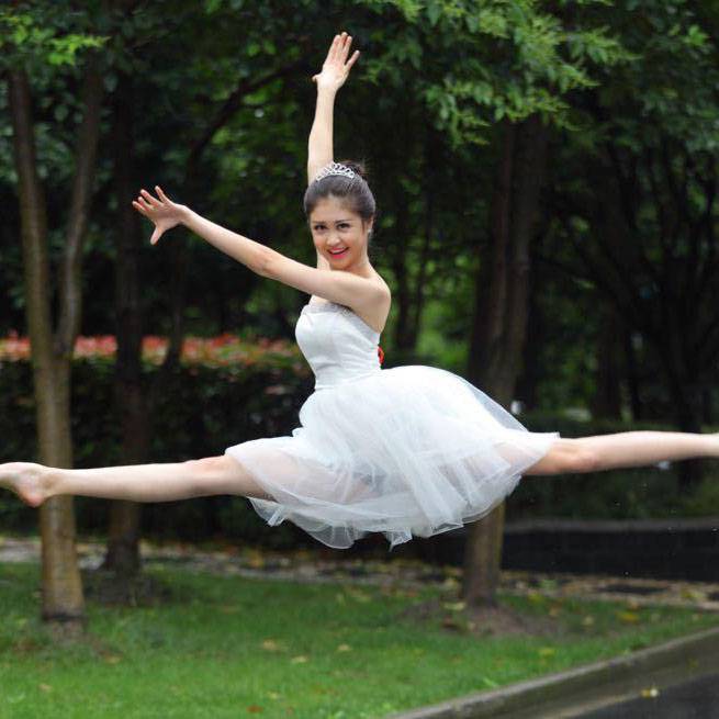 cba宝贝郝琳微博晒花式一字马动作 令网友咋舌