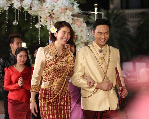 张智霖袁咏仪台前秀恩爱 据说是假的