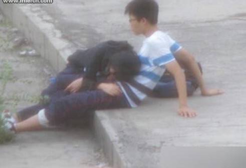 中学生情侣偷吃禁果 公共场所被抓拍