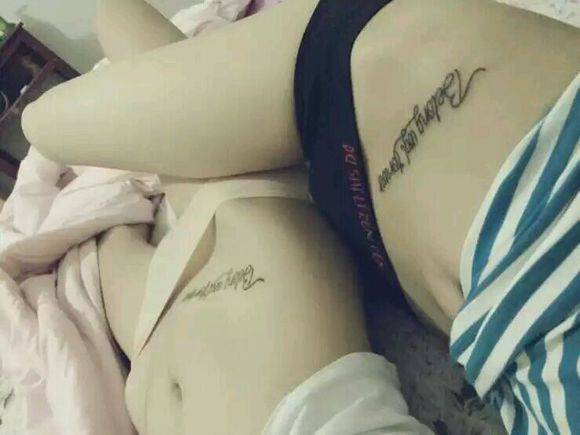 中学生情侣偷吃禁果 公共场所被抓拍