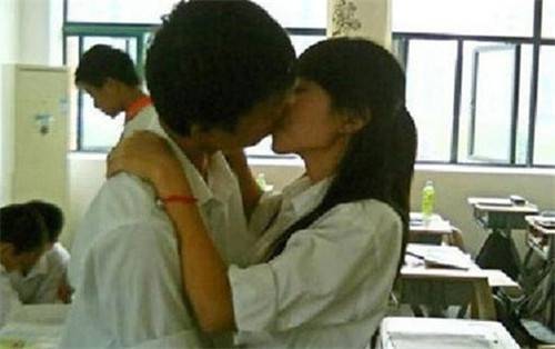 中学生情侣偷吃禁果 公共场所被抓拍