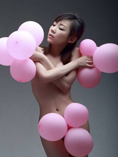 网络红人苏紫紫全裸图片 赤身露体接受采访