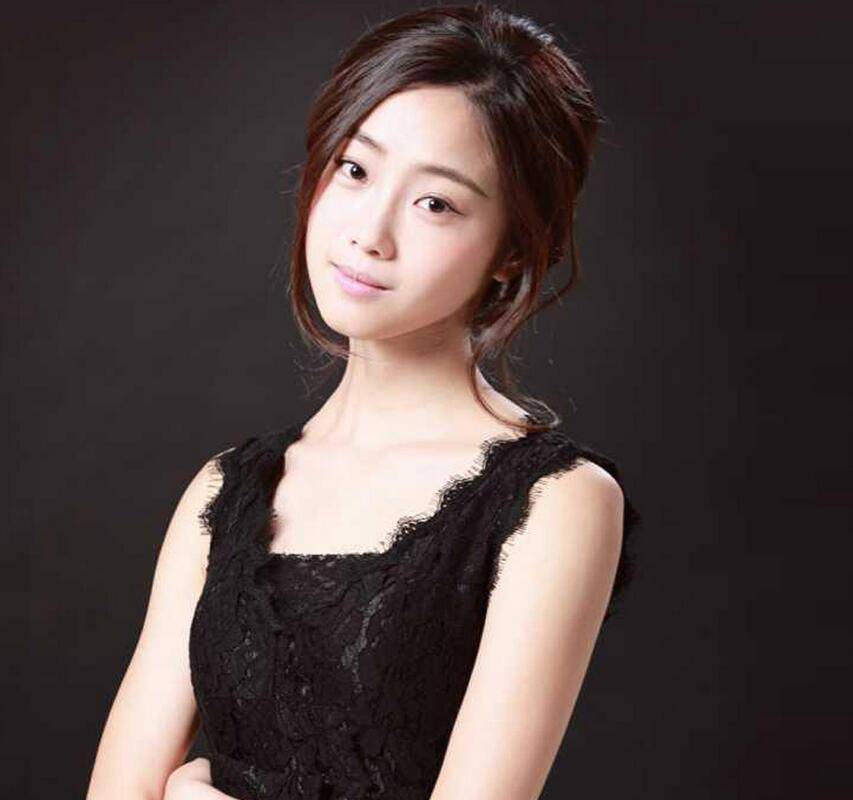 90后研究生当 臀模  赵霏儿裸臂私照曝光