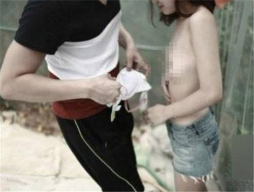 中学生情侣偷吃禁果 公共场所被抓拍