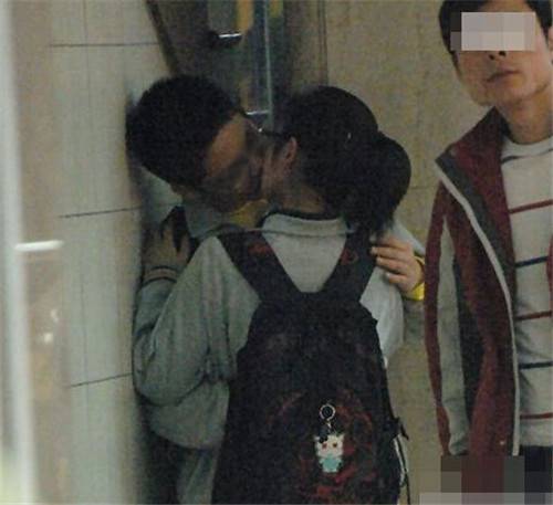 中学生情侣偷吃禁果 公共场所被抓拍
