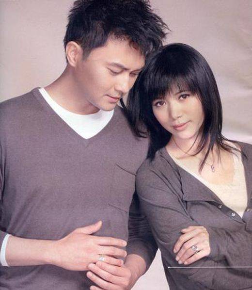 张智霖袁咏仪台前秀恩爱 据说是假的