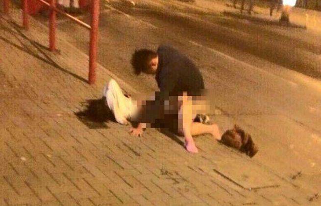 中学生情侣偷吃禁果 公共场所被抓拍