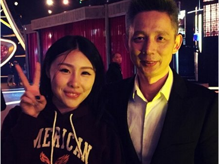 周紫卉炒股赚翻为父买车 少女股神爱好养猪遛鹅