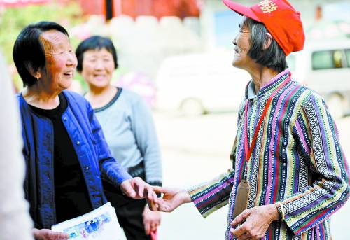  月亮妈妈 徐秀珍仅小学三年级文化 如今是精通11门国外语导游