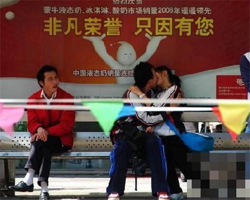 中学生情侣偷吃禁果 公共场所被抓拍