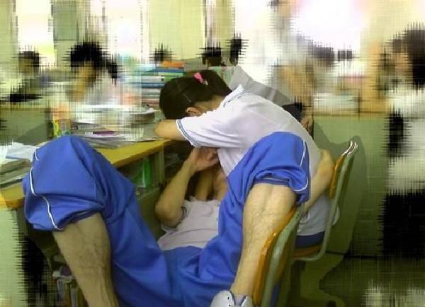 中学生情侣偷吃禁果 公共场所被抓拍