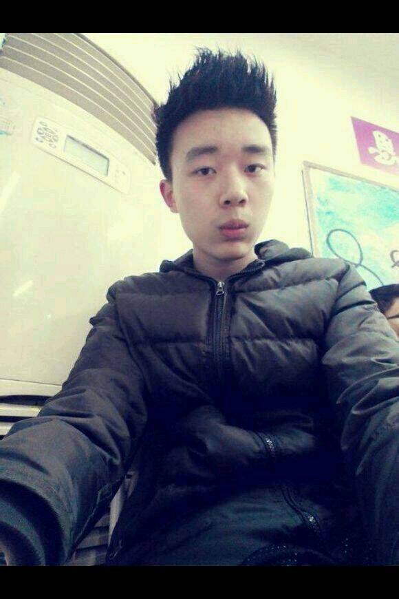 朱翰墨微博晒女友照片 揭朱翰墨家庭背景