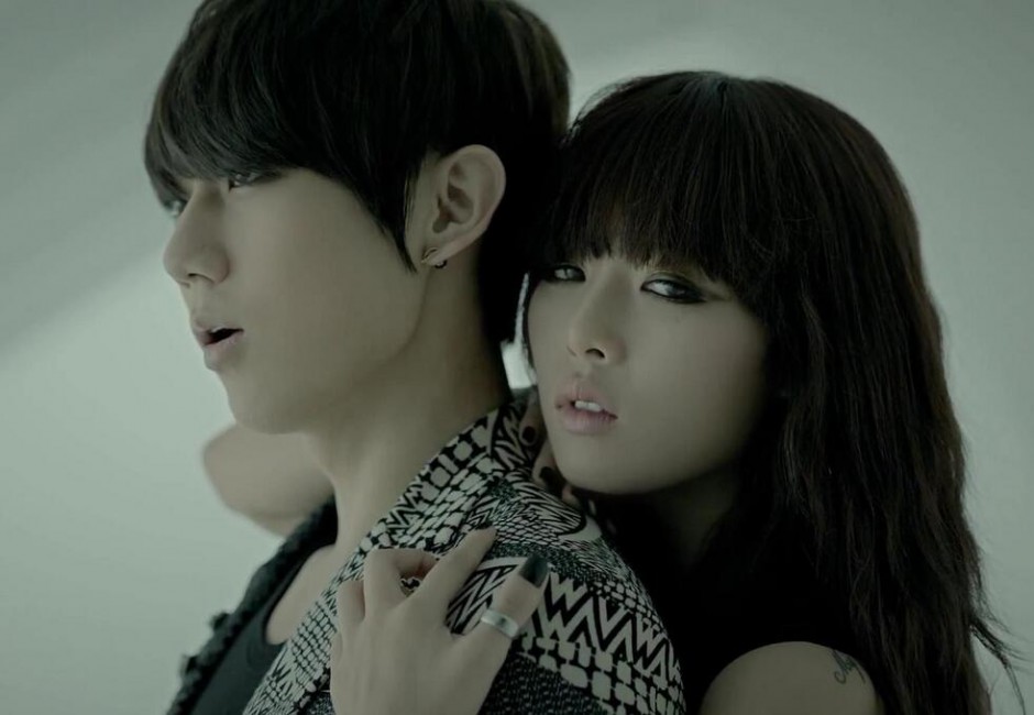 揭张贤胜金泫雅私下真实关系 翘臀被摸动作暧昧