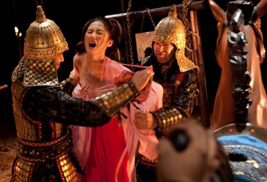 盘点拍激情戏受伤的女星 杨幂鼻子受伤血流不止