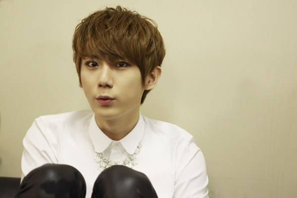 揭张贤胜金泫雅私下真实关系 翘臀被摸动作暧昧