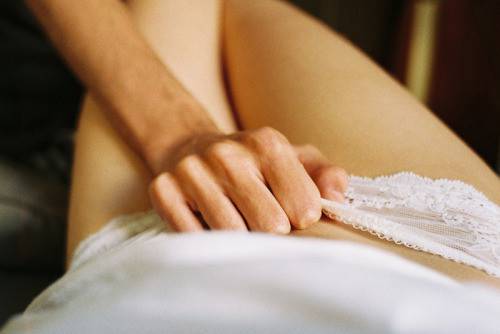 女性自慰的姿势与方法 女性自慰图片