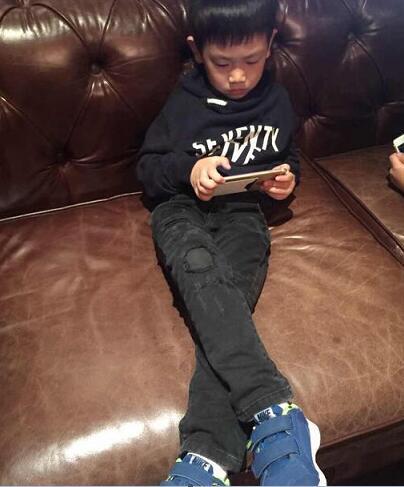 王宝强儿子叫什幺 王宝强儿子玩游戏大长腿抢镜