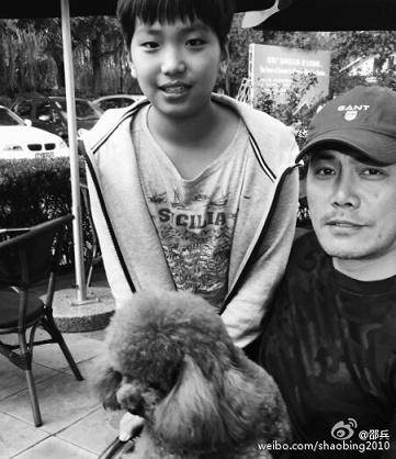 邵兵儿子女儿名字叫什幺 邵兵晒与儿女合照