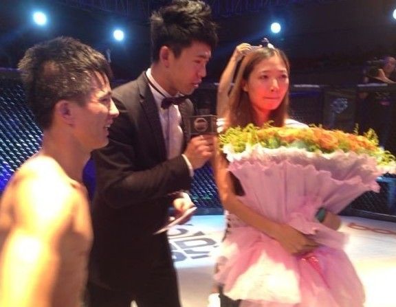 昆仑决张美煊获金腰带 张美煊向女友求婚现场曝光