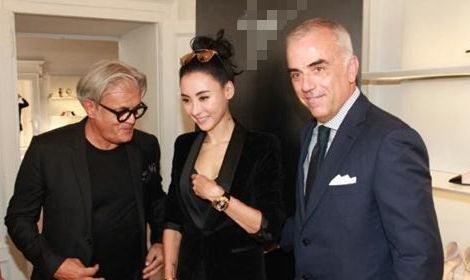 张柏芝深V西装现身 整理Bra惹老外偷瞄