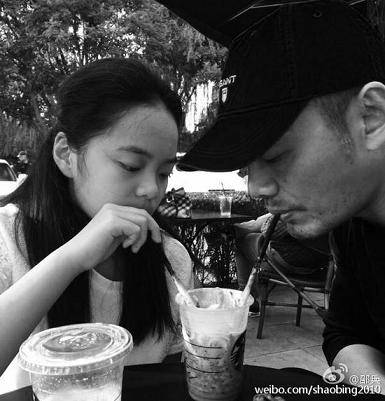 邵兵儿子女儿名字叫什幺 邵兵晒与儿女合照