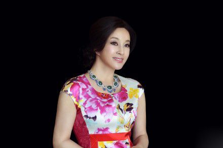 刘晓庆多大年龄 刘晓庆晒旗袍照皮肤紧致