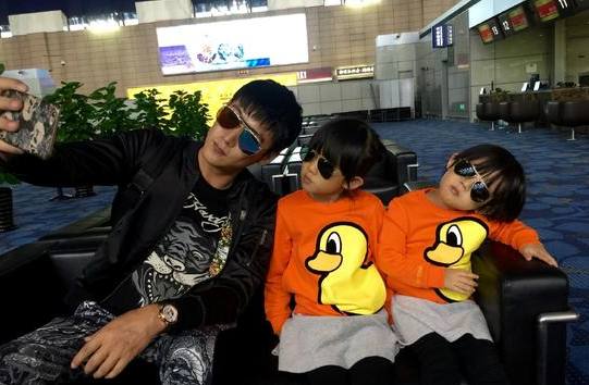 陆毅与两女儿合照 陆毅二胎什幺名字