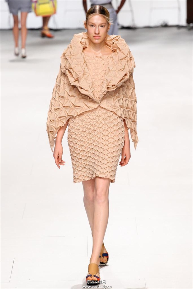 Issey Miyake 2015春夏女装流行发布
