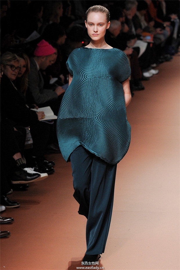 Issey Miyake巴黎时装周2014秋冬新品发布