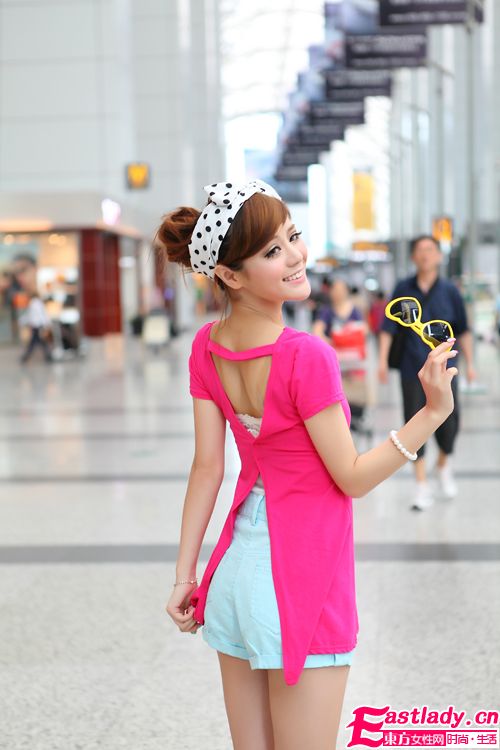 纯粉色性感露背t恤 修身收腰不显小肚子