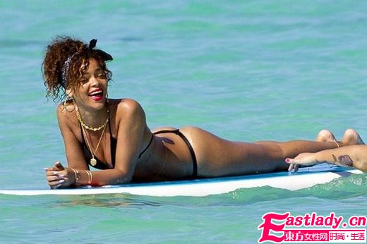 Rihanna2012新款比基尼上市 性感迷人