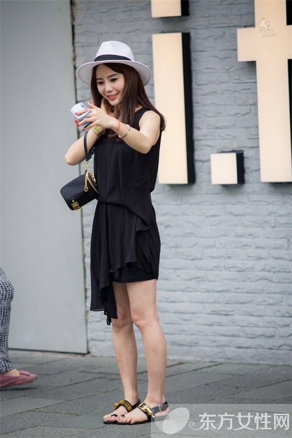 上海街头美女街拍狂凹造型 大秀傲人身材