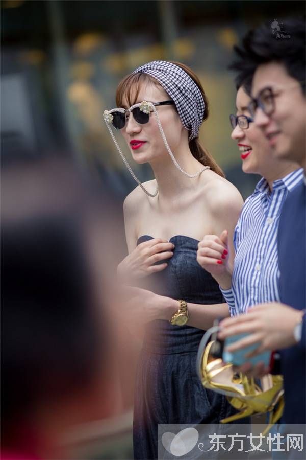 上海街头美女街拍狂凹造型 大秀傲人身材