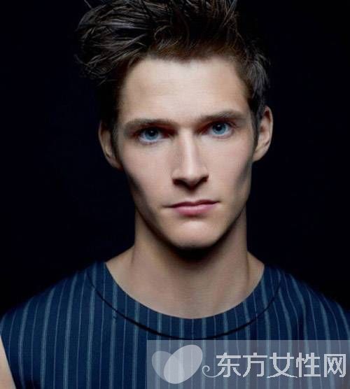 老佛爷后宫男宠都是90后 未来男神的接班人