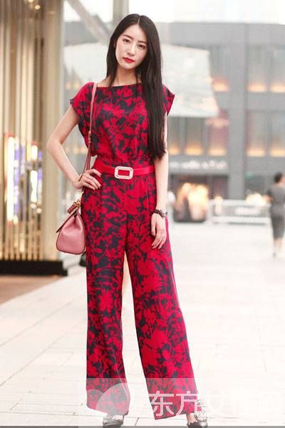 成都美女潮搭街拍秀 潮味十足的时尚焦点