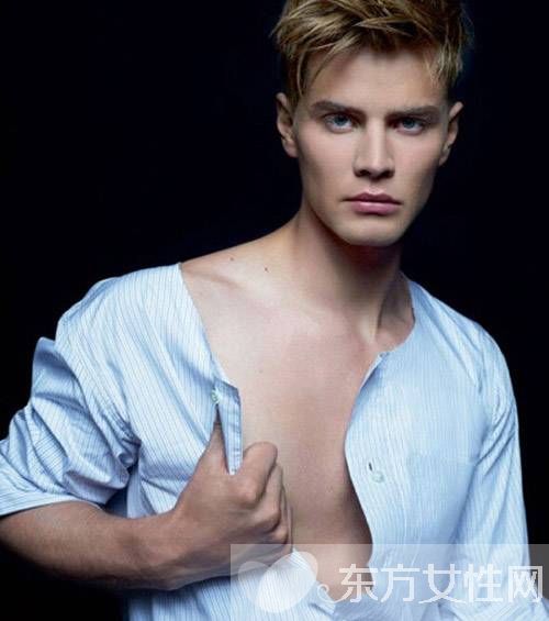 老佛爷后宫男宠都是90后 未来男神的接班人