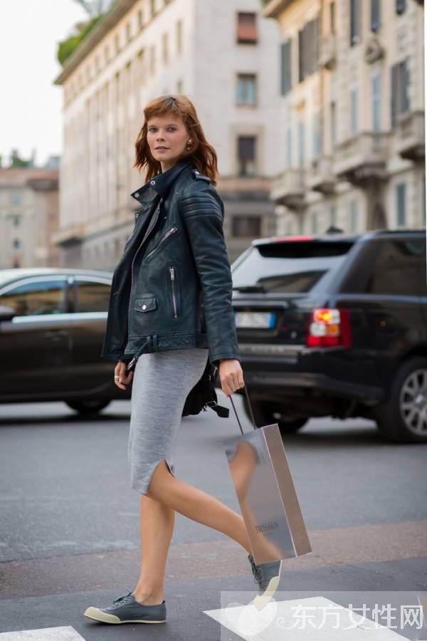 街拍达人示范黑色皮衣穿搭秀 今年这么穿才够范儿