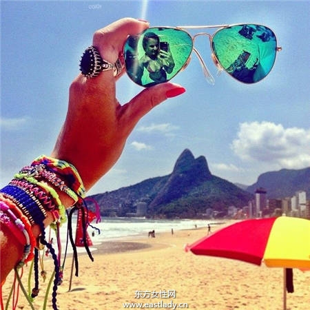 去海边和情侣拍泳装照 这样拍才够夯