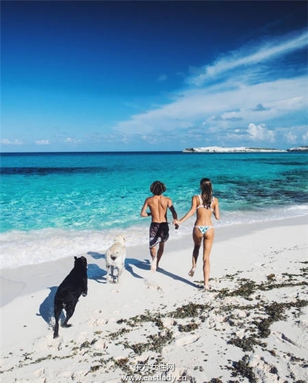 去海边和情侣拍泳装照 这样拍才够夯