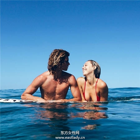 去海边和情侣拍泳装照 这样拍才够夯